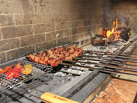 М'ясо смажиться на мангалі