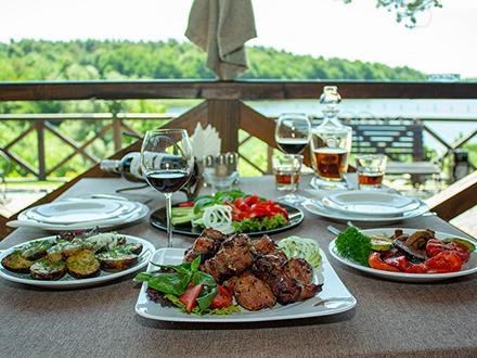 М'ясо та гарніри на грилі