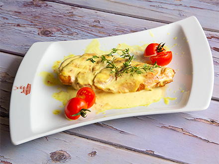 Куряче філе під вершково-шафрановим соусом