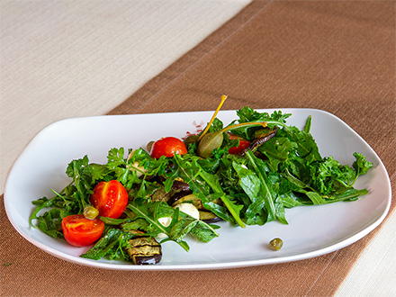 Салат італійський з баклажаном гриль і томатами