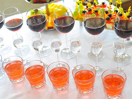 Різні алкогольні та безалкогольні напої