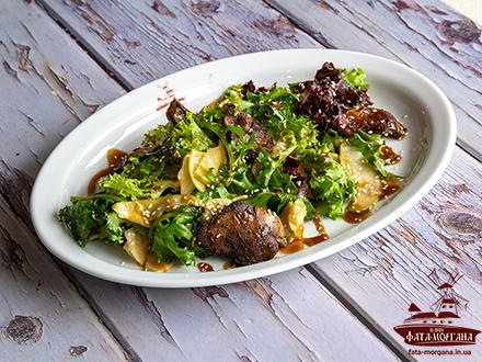 Салат теплий з курячою печінкою і грушею