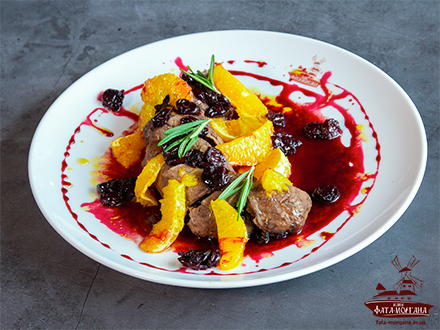 Рулет з телятини під вишнево-апельсиновим соусом